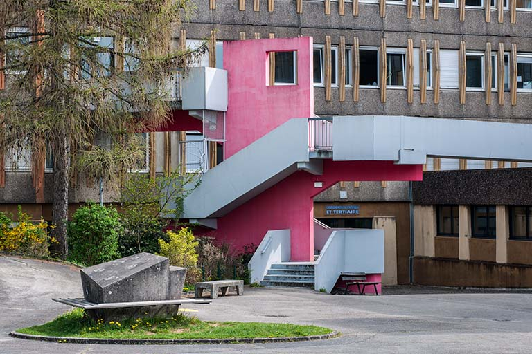 Vus de la cour, la passerelle et l'escalier devant l'externat d'enseignement scientifique et tertiaire. © Jérôme Mongreville / Région Bourgogne-Franche-Comté, Inventaire du patrimoine - 2014
