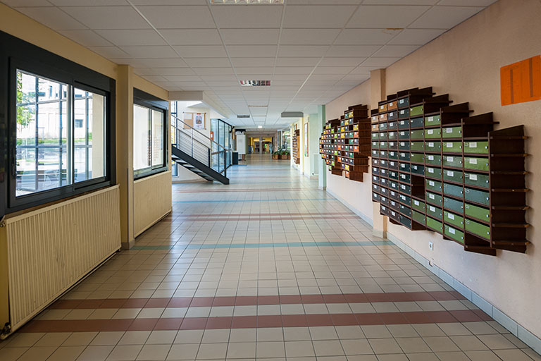 Vue des circulations intérieures dans le bâtiment d'entrée. © Jérôme Mongreville / Région Bourgogne-Franche-Comté, Inventaire du patrimoine - 2014