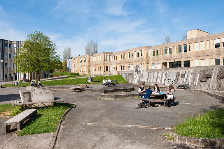 Cour, sculpture, ateliers vus de l'est. © Jérôme Mongreville / Région Bourgogne-Franche-Comté, Inventaire du patrimoine - 2014