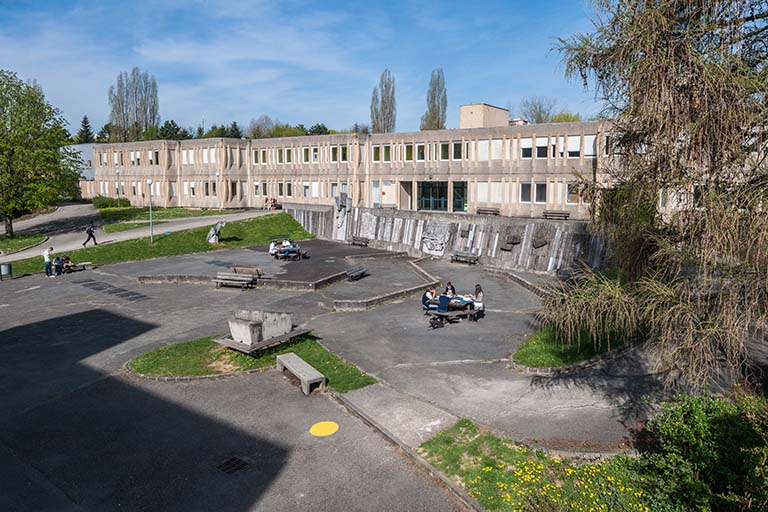 Cour, sculpture, ateliers vus du sud-est. © Jérôme Mongreville / Région Bourgogne-Franche-Comté, Inventaire du patrimoine - 2014