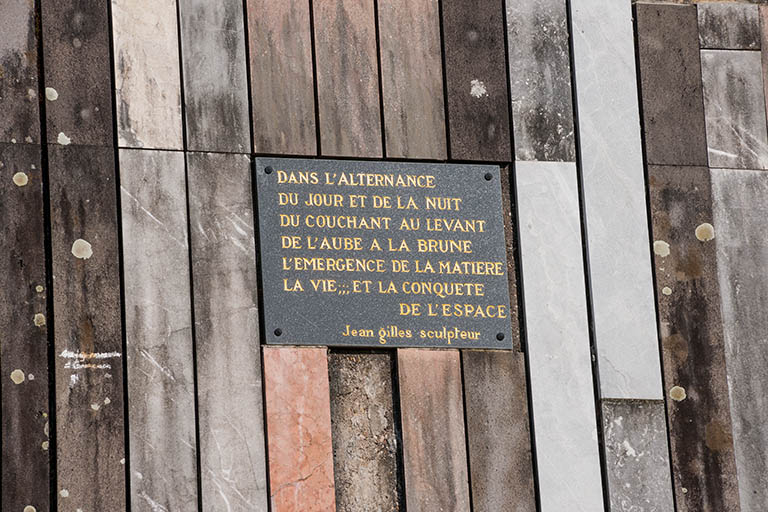 Vue de détail de la plaque.  © Jérôme Mongreville / Région Bourgogne-Franche-Comté, Inventaire du patrimoine - 2014