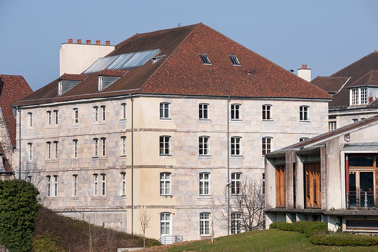 Pavillon des officiers ouest, vu depuis le sud-ouest. © Jérôme Mongreville / Région Bourgogne-Franche-Comté, Inventaire du patrimoine - 2014