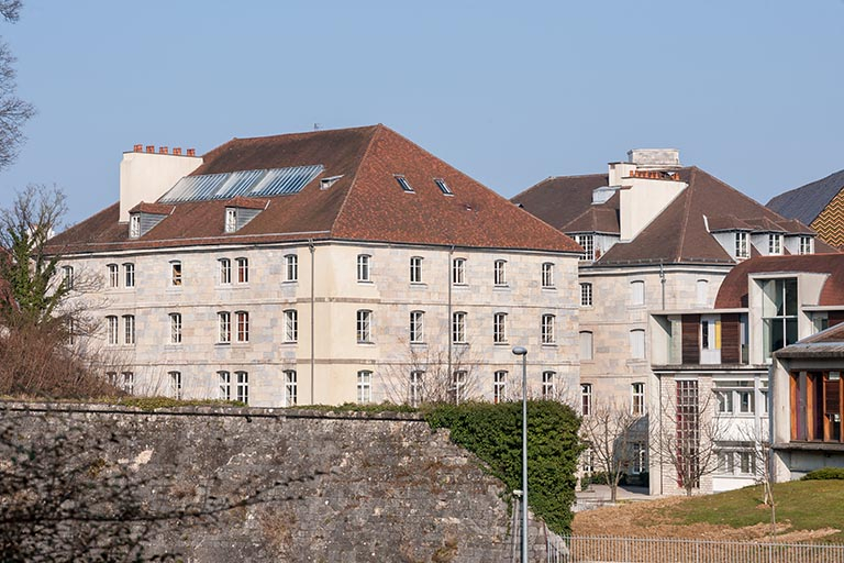 Vus du sud-ouest, les deux pavillons des officiers ouest et est. © Jérôme Mongreville / Région Bourgogne-Franche-Comté, Inventaire du patrimoine - 2014