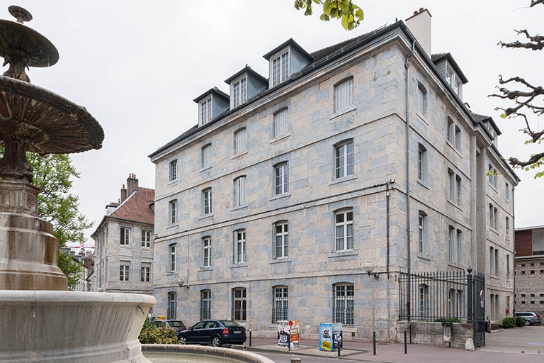 Angle nord-ouest et façade du pavillon des officiers est donnant sur la place Marulaz. © Jérôme Mongreville / Région Bourgogne-Franche-Comté, Inventaire du patrimoine - 2014