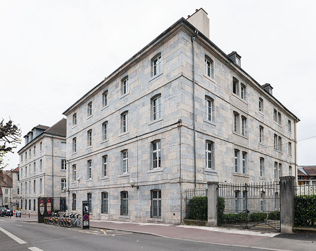 Les façades des pavillons des officiers donnant sur la place Marulaz, angle nord-ouest du pavillon ouest. © Jérôme Mongreville / Région Bourgogne-Franche-Comté, Inventaire du patrimoine - 2014