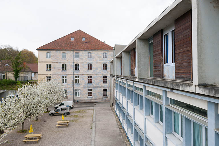 Face au pignon sud du pavillon des officiers ouest, le long de l'externat. © Jérôme Mongreville / Région Bourgogne-Franche-Comté, Inventaire du patrimoine - 2014