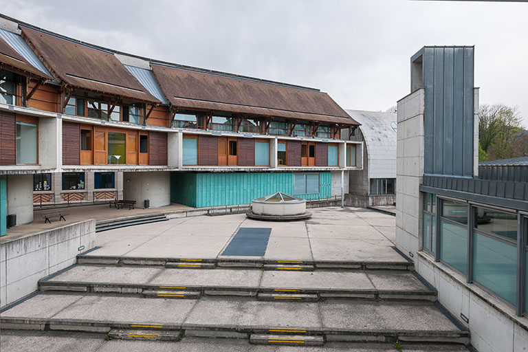 Cour au dessus du gymnase, devant les façades antérieures de l'externat et de l'internat des filles. © Jérôme Mongreville / Région Bourgogne-Franche-Comté, Inventaire du patrimoine - 2014