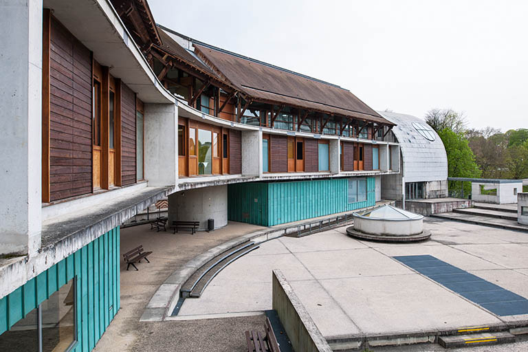 Cour au dessus du gymnase, devant les façades antérieures de l'externat et de l'internat des filles. © Jérôme Mongreville / Région Bourgogne-Franche-Comté, Inventaire du patrimoine - 2014