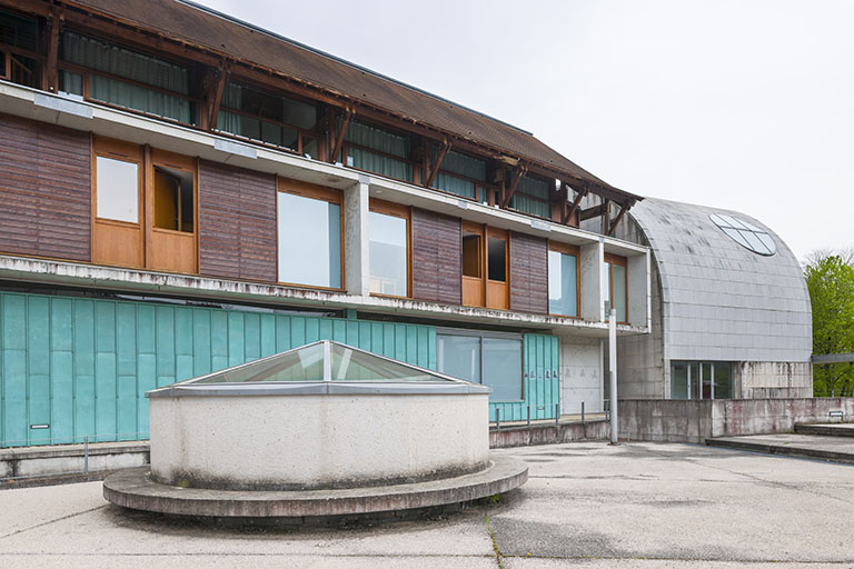 Cour au dessus du gymnase, devant les façades antérieures de l'hôtel d'application et de l'internat des filles. © Jérôme Mongreville / Région Bourgogne-Franche-Comté, Inventaire du patrimoine - 2014