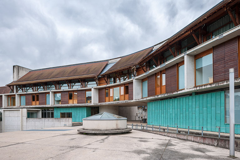 Vue du sud, la cour au dessus du gymnase, devant les façades antérieures de l'externat et de l'internat des filles. © Jérôme Mongreville / Région Bourgogne-Franche-Comté, Inventaire du patrimoine - 2014