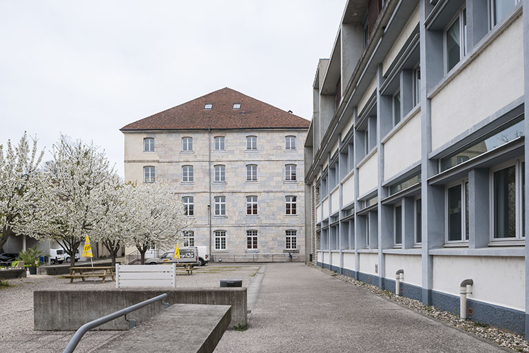 Face au pignon sud du pavillon des officiers ouest, le long de l'externat. © Jérôme Mongreville / Région Bourgogne-Franche-Comté, Inventaire du patrimoine - 2014
