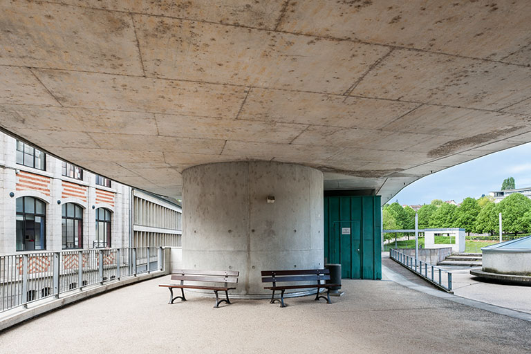 Vue sur les façades de la rue d'Arènes, depuis le passage sous l'internat de filles. © Jérôme Mongreville / Région Bourgogne-Franche-Comté, Inventaire du patrimoine - 2014