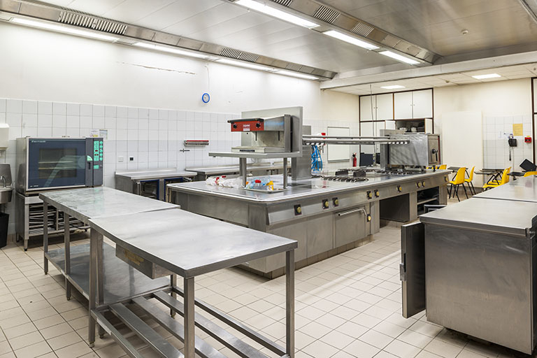 Cuisine du restaurant d'application.  © Jérôme Mongreville / Région Bourgogne-Franche-Comté, Inventaire du patrimoine - 2014