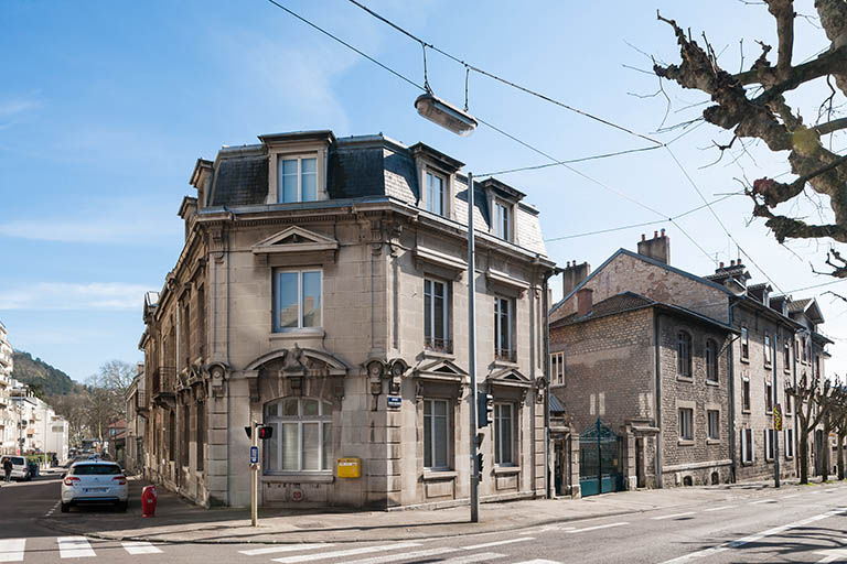 Bâtiment de l'administration : façade sur l'avenue Denfert-Rochereau, depuis le nord. © Jérôme Mongreville / Région Bourgogne-Franche-Comté, Inventaire du patrimoine - 2014 Bâtiment de l'administration : façade sur l'avenue Denfert-Rochereau, depuis le nord. © Jérôme Mongreville / Région Bourgogne-Franche-Comté, Inventaire du patrimoine - 2014