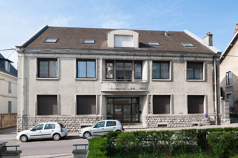 Siège de la Caisse régionale de Crédit agricole : façade antérieure (côté rue Delavelle). © Jérôme Mongreville / Région Bourgogne-Franche-Comté, Inventaire du patrimoine - 2014 Siège de la Caisse régionale de Crédit agricole : façade antérieure (côté rue Delavelle). © Jérôme Mongreville / Région Bourgogne-Franche-Comté, Inventaire du patrimoine - 2014