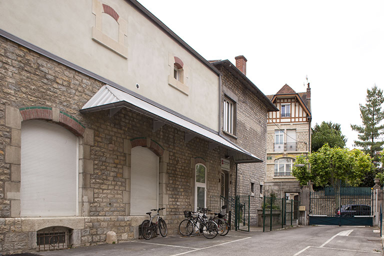 Entrepôt : façade antérieure de trois quarts gauche. © Sonia Dourlot / Région Bourgogne-Franche-Comté, Inventaire du patrimoine - 2014 Entrepôt : façade antérieure de trois quarts gauche. © Sonia Dourlot / Région Bourgogne-Franche-Comté, Inventaire du patrimoine - 2014