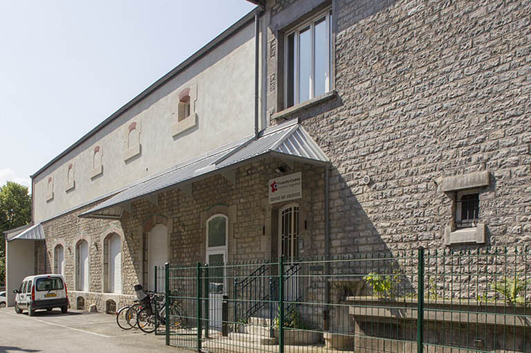 Entrepôt : façade antérieure de trois quarts droite (depuis l'entrée de la cour). © Sonia Dourlot / Région Bourgogne-Franche-Comté, Inventaire du patrimoine - 2014 Entrepôt : façade antérieure de trois quarts droite (depuis l'entrée de la cour). © Sonia Dourlot / Région Bourgogne-Franche-Comté, Inventaire du patrimoine - 2014