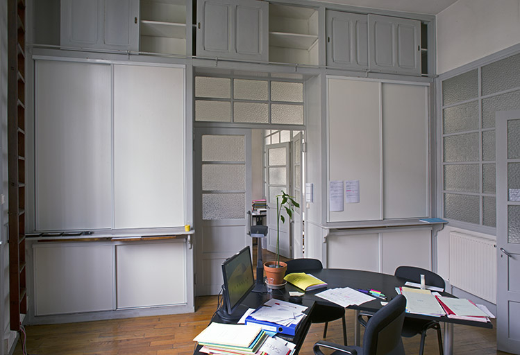 Entrepôt, 1er étage : l'un des bureaux. © Sonia Dourlot / Région Bourgogne-Franche-Comté, Inventaire du patrimoine - 2014 Entrepôt, 1er étage : l'un des bureaux. © Sonia Dourlot / Région Bourgogne-Franche-Comté, Inventaire du patrimoine - 2014