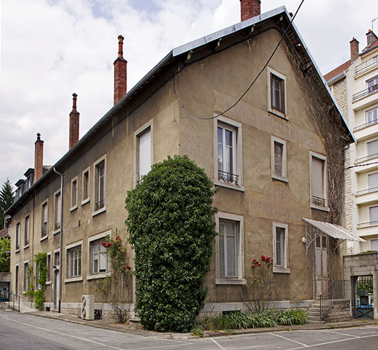 Bâtiment de l'administration : façades postérieure et latérale gauche. © Sonia Dourlot / Région Bourgogne-Franche-Comté, Inventaire du patrimoine - 2014 Bâtiment de l'administration : façades postérieure et latérale gauche. © Sonia Dourlot / Région Bourgogne-Franche-Comté, Inventaire du patrimoine - 2014
