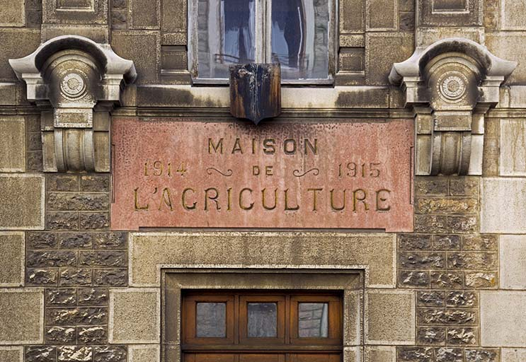 Bâtiment de l'administration : inscription surmontant l'entrée principale (façade antérieure). © Sonia Dourlot / Région Bourgogne-Franche-Comté, Inventaire du patrimoine - 2014 Bâtiment de l'administration : inscription surmontant l'entrée principale (façade antérieure). © Sonia Dourlot / Région Bourgogne-Franche-Comté, Inventaire du patrimoine - 2014