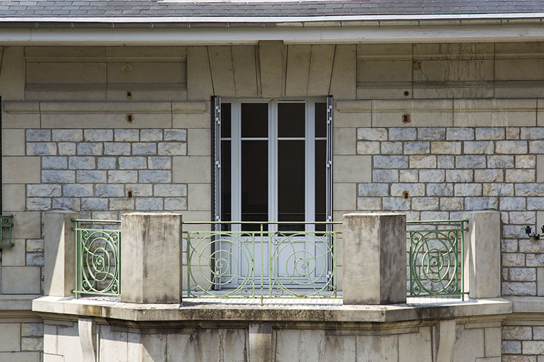 Façade latérale gauche : terrasse surmontant le bow-window. © Jérôme Mongreville / Région Bourgogne-Franche-Comté, Inventaire du patrimoine - 2014 Façade latérale gauche : terrasse surmontant le bow-window. © Jérôme Mongreville / Région Bourgogne-Franche-Comté, Inventaire du patrimoine - 2014