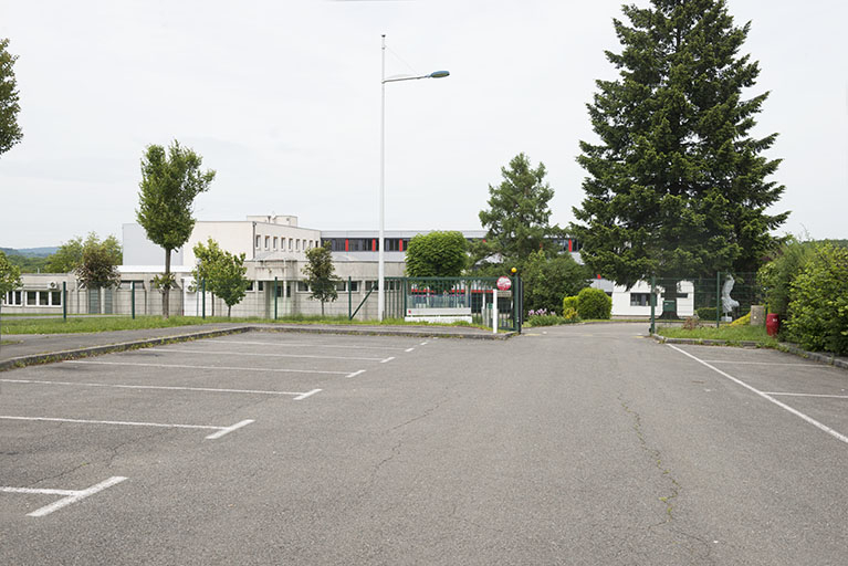 Entrée des véhicules, façades sud donnant sur la placette. © Mary Ruffinoni / Région Bourgogne-Franche-Comté, Inventaire du patrimoine - 2014