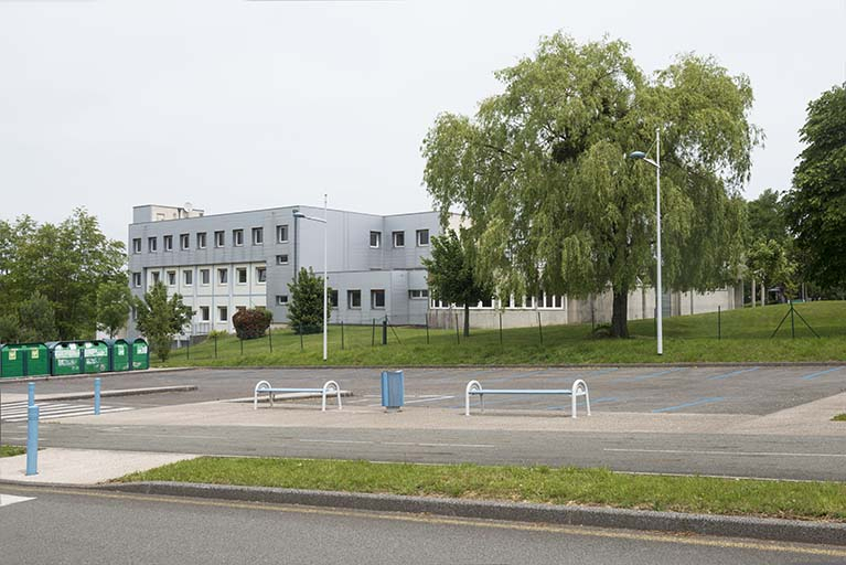 Vues depuis la placette, les façades ouest de l'externat. © Mary Ruffinoni / Région Bourgogne-Franche-Comté, Inventaire du patrimoine - 2014