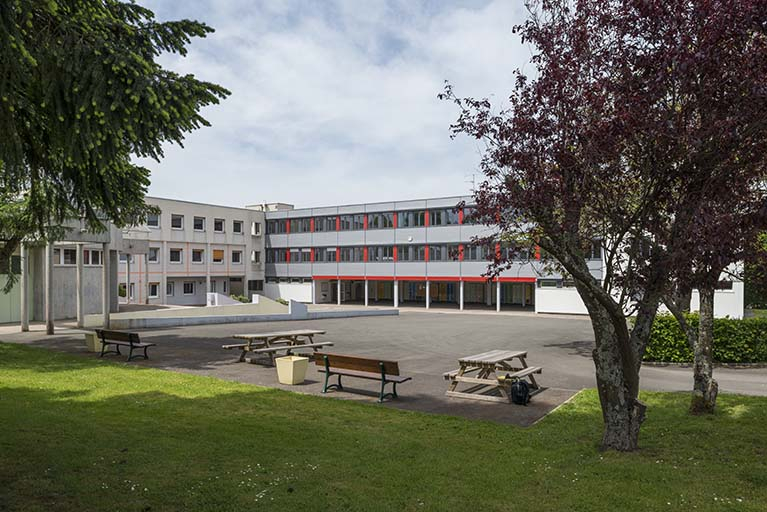 La cour, bordée par les externats au nord et à l'ouest.  © Mary Ruffinoni / Région Bourgogne-Franche-Comté, Inventaire du patrimoine - 2014
