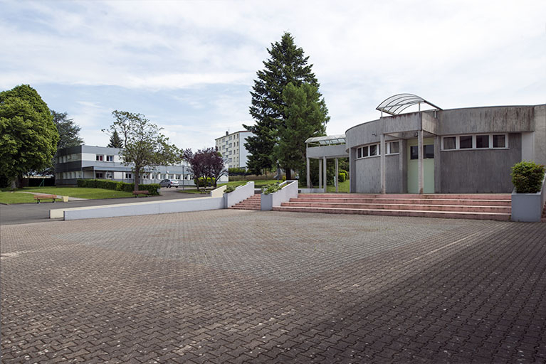 La cour et vue sur l'administration à l'est. © Mary Ruffinoni / Région Bourgogne-Franche-Comté, Inventaire du patrimoine - 2014