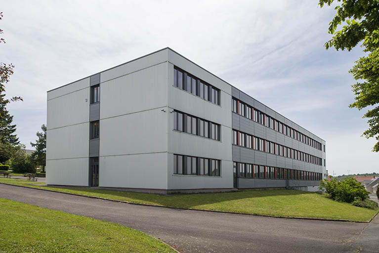 Angle nord-est, pignon est et façade postérieure nord de l'externat nord. © Mary Ruffinoni / Région Bourgogne-Franche-Comté, Inventaire du patrimoine - 2014