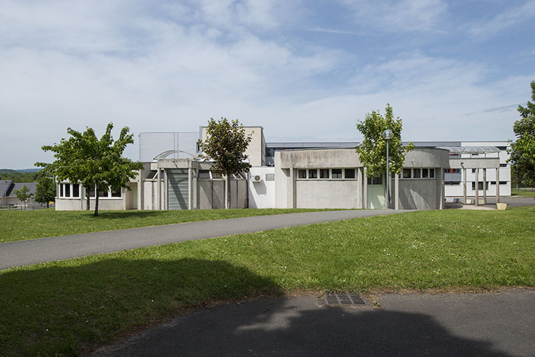Depuis le sud, vue sur les façades sud de l'externat (la salle polyvalente et le centre de documentation et d'information.) © Mary Ruffinoni / Région Bourgogne-Franche-Comté, Inventaire du patrimoine - 2014