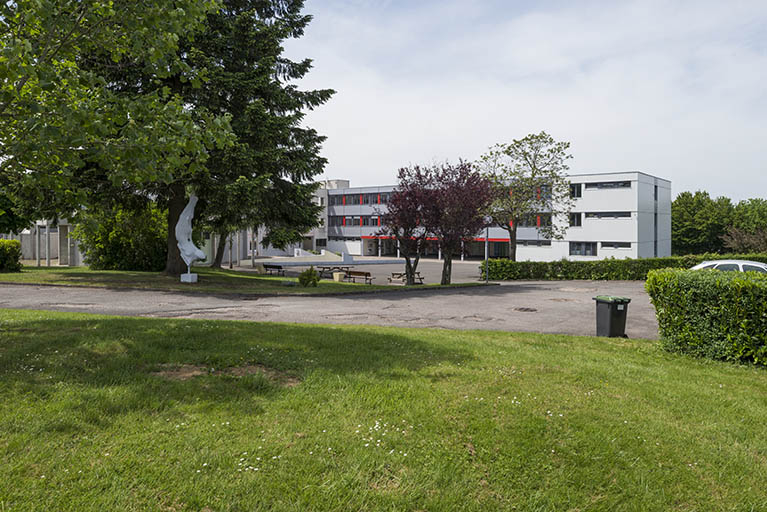 Vue d'ensemble depuis le sud : la cour et la sculpture d'Oudot. © Mary Ruffinoni / Région Bourgogne-Franche-Comté, Inventaire du patrimoine - 2014