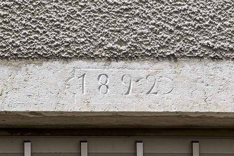 Façade latérale gauche : date 1892 gravée sur un linteau. © Sonia Dourlot / Région Bourgogne-Franche-Comté, Inventaire du patrimoine - 2014