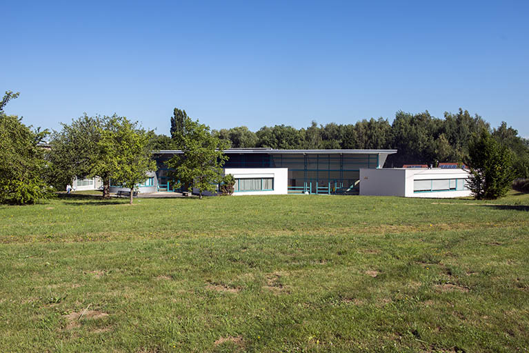 Vue d'ensemble du verger et des bâtiments plasturgie. (ex-Léger) © Mary Ruffinoni / Région Bourgogne-Franche-Comté, Inventaire du patrimoine - 2014
