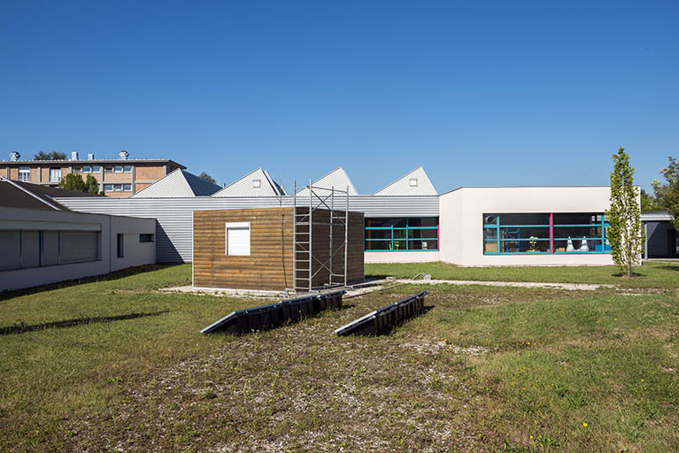 Détail façade est du bâtiment de plasturgie et chalets pédagogiques. (ex-Léger)  © Mary Ruffinoni / Région Bourgogne-Franche-Comté, Inventaire du patrimoine - 2014