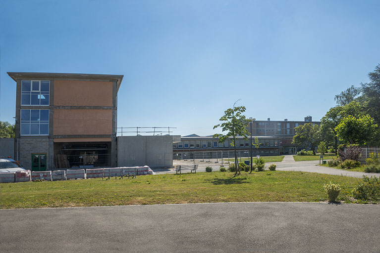 Vue d'ensemble de la partie antérieure et pignon ouest du batiment d'externat. (ex-Léger) © Mary Ruffinoni / Région Bourgogne-Franche-Comté, Inventaire du patrimoine - 2014