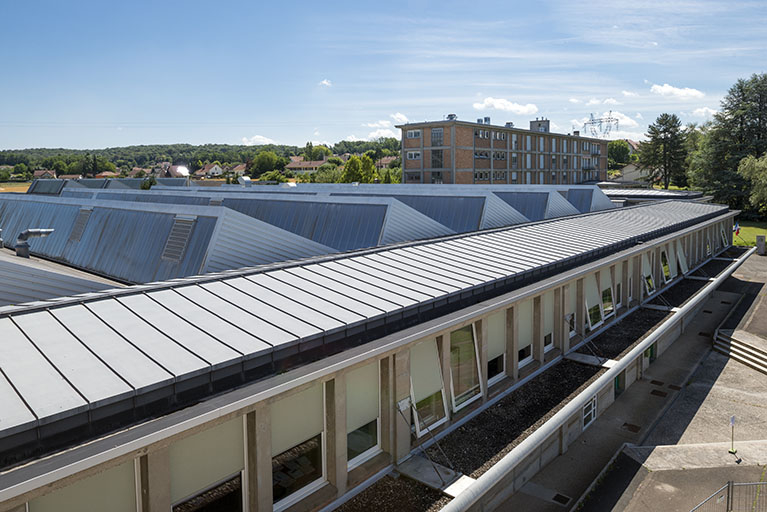 Toiture des ateliers et façade antérieure du bâtiment d'internat, logement, restauration. (ex.Léger) © Mary Ruffinoni / Région Bourgogne-Franche-Comté, Inventaire du patrimoine - 2014