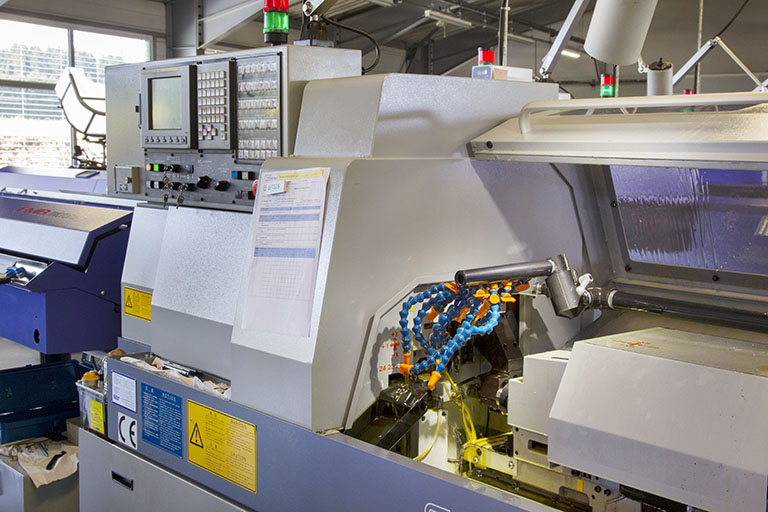 Machine à décolleter Star SR-10J type C : commande et espace d'usinage. © Sonia Dourlot / Région Bourgogne-Franche-Comté, Inventaire du patrimoine - 2014 Machine à décolleter Star SR-10J type C : commande et espace d'usinage. © Sonia Dourlot / Région Bourgogne-Franche-Comté, Inventaire du patrimoine - 2014