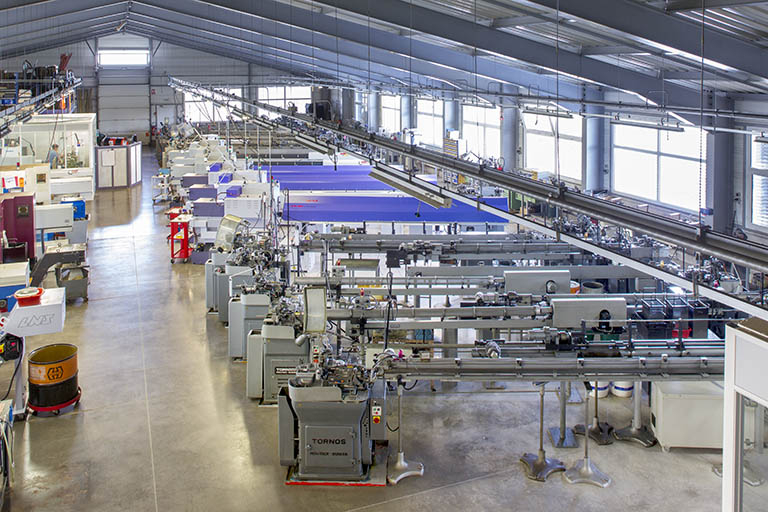 Vue d'ensemble de l'atelier de fabrication avec le machine au premier plan. © Jérôme Mongreville / Région Bourgogne-Franche-Comté, Inventaire du patrimoine - 2014