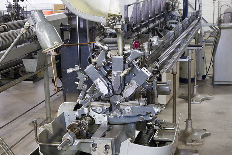 Machine à décolleter Tornos M-7 : usine de décolletage des Ets Perrenoud (rue Pierre Mendès-France). © Jérôme Mongreville / Région Bourgogne-Franche-Comté, Inventaire du patrimoine - 2014 Machine à décolleter Tornos M-7 : usine de décolletage des Ets Perrenoud (rue Pierre Mendès-France). © Jérôme Mongreville / Région Bourgogne-Franche-Comté, Inventaire du patrimoine - 2014
