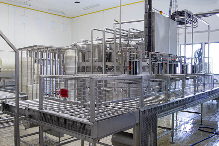 Atelier de fabrication : extrémité du convoyeur côté presse tournante. © Sonia Dourlot / Région Bourgogne-Franche-Comté, Inventaire du patrimoine - 2014