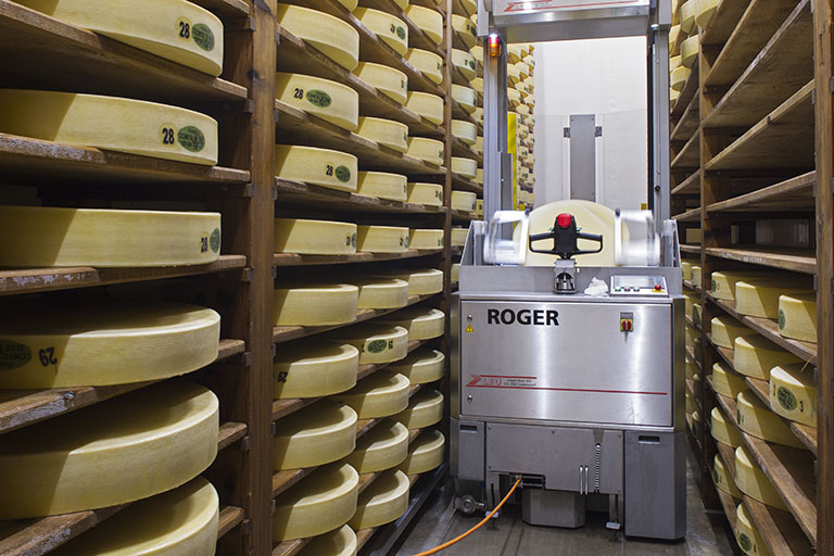 Affinage du comté : le robot de soins (vue rapprochée, avec retournement d'une meule). © Sonia Dourlot / Région Bourgogne-Franche-Comté, Inventaire du patrimoine - 2014