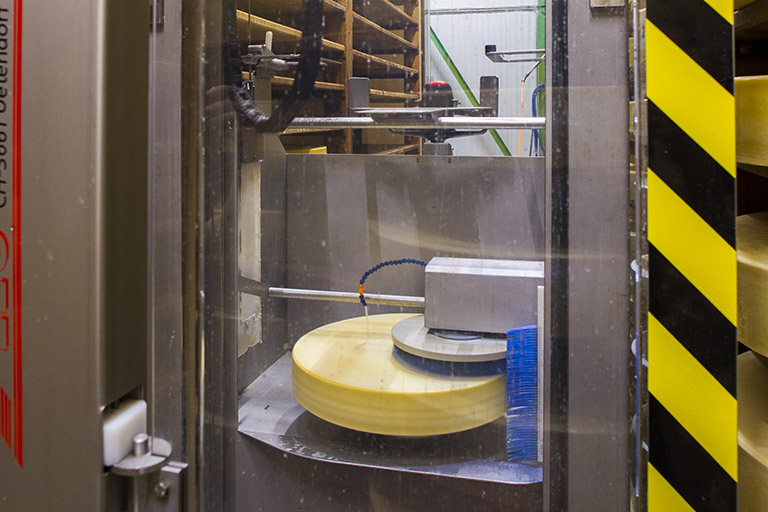Affinage du comté : frottage de la meule sous un filet de saumure. © Sonia Dourlot / Région Bourgogne-Franche-Comté, Inventaire du patrimoine - 2014