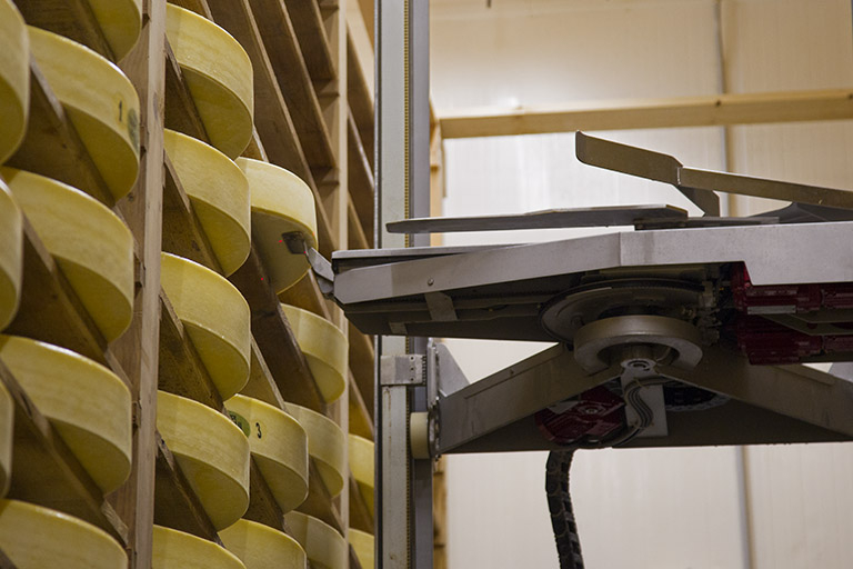 Affinage du comté : robot soulevant une meule. © Sonia Dourlot / Région Bourgogne-Franche-Comté, Inventaire du patrimoine - 2014