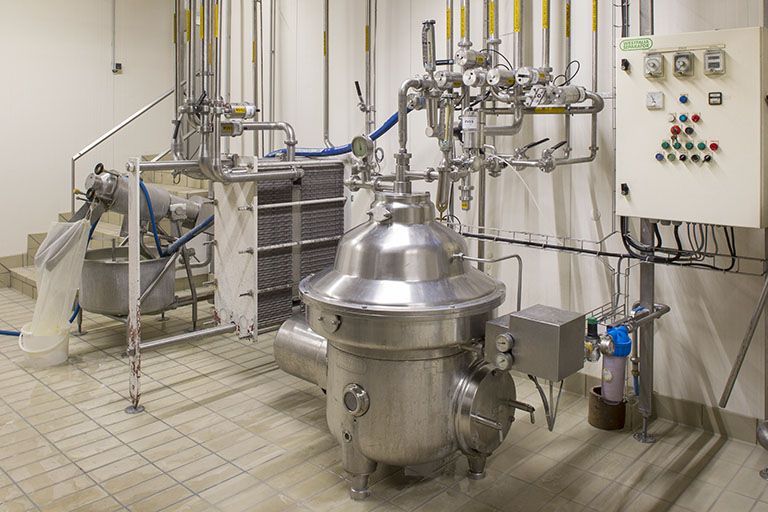 Salle de la station de lavage CIP : débourbeuse (à droite) et filtre à sérum. © Sonia Dourlot / Région Bourgogne-Franche-Comté, Inventaire du patrimoine - 2014