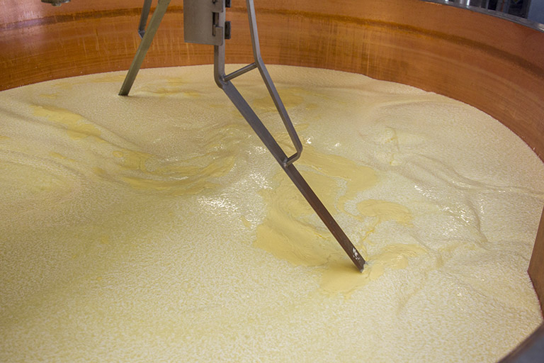 Fabrication : chauffage et brassage du lait. © Sonia Dourlot / Région Bourgogne-Franche-Comté, Inventaire du patrimoine - 2014