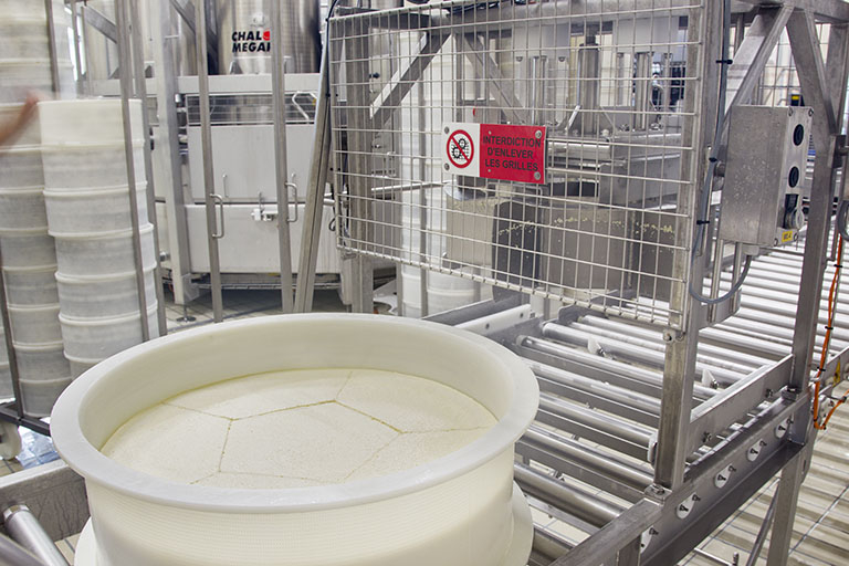 Fabrication du morbier : pain de caillé découpé, dans son moule. © Sonia Dourlot / Région Bourgogne-Franche-Comté, Inventaire du patrimoine - 2014