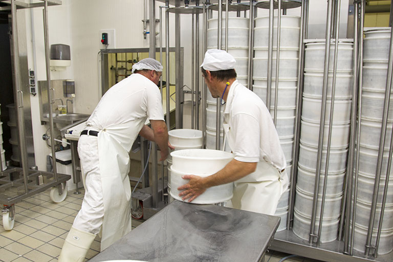 Fabrication du morbier : mise sous presse. © Sonia Dourlot / Région Bourgogne-Franche-Comté, Inventaire du patrimoine - 2014