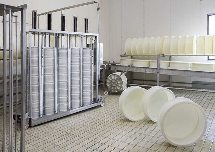 Atelier de fabrication : presses verticales à morbier et moule à comté. © Sonia Dourlot / Région Bourgogne-Franche-Comté, Inventaire du patrimoine - 2014