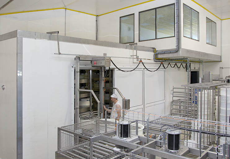 Atelier de fabrication : vue d'ensemble côté presse tournante et fabrication du morbier. © Sonia Dourlot / Région Bourgogne-Franche-Comté, Inventaire du patrimoine - 2014